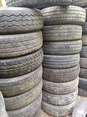 Os pneus usados entregam em segundo o caminhão dos pneumáticos em segundo cansam o segundo pneu de automóvel de passageiros 195R14C