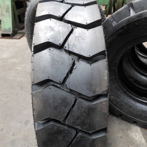 Substituição industrial contínua 700-12 do pneu da empilhadeira dos pneumáticos do teste padrão do passo