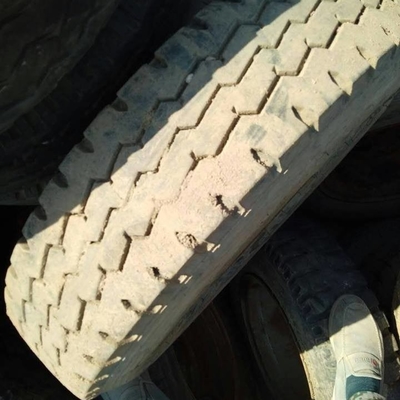 O caminhão de segunda mão cansa os pneus 750R16 usados radiais de aço